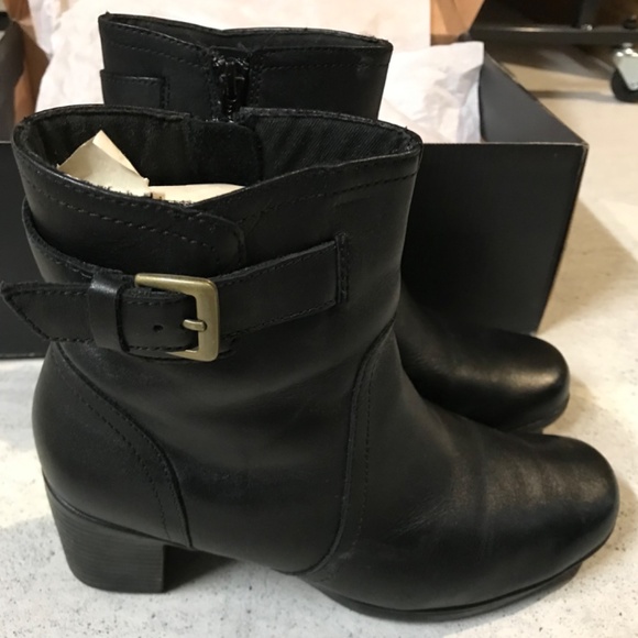 Clarks Low Heeled Ankle Boots Women's Size 6 M Black Zipper Leather Upper - Picture 2 of 6